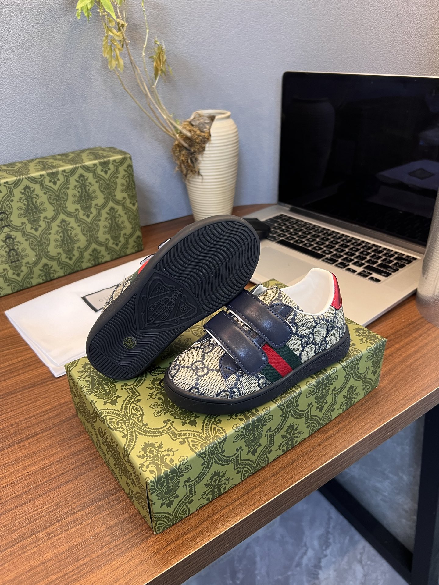 Children's shoes child